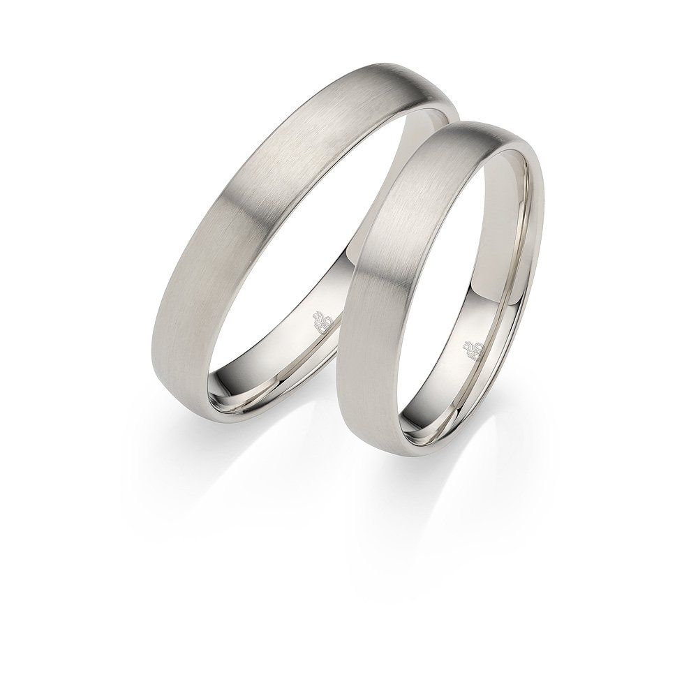 Ein Paar silberne Eheringe auf weißem Hintergrund