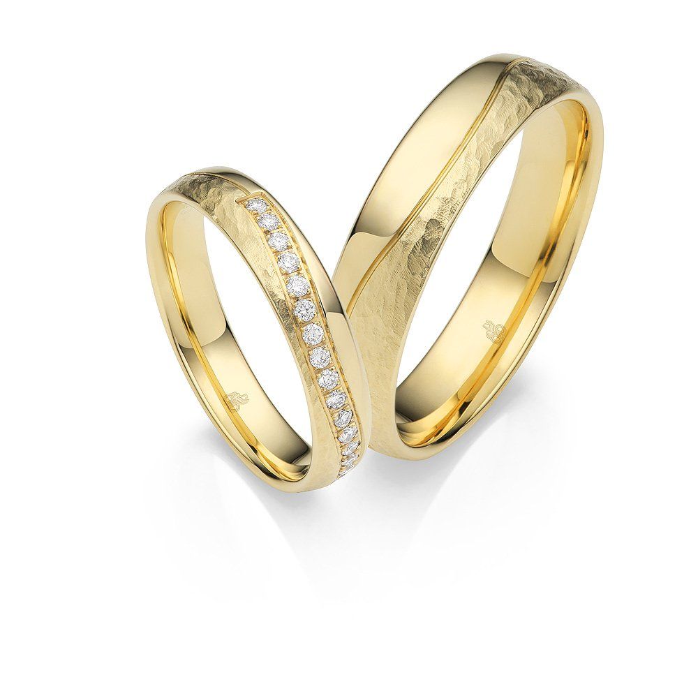 Ein Paar Eheringe aus Gelbgold mit Diamanten