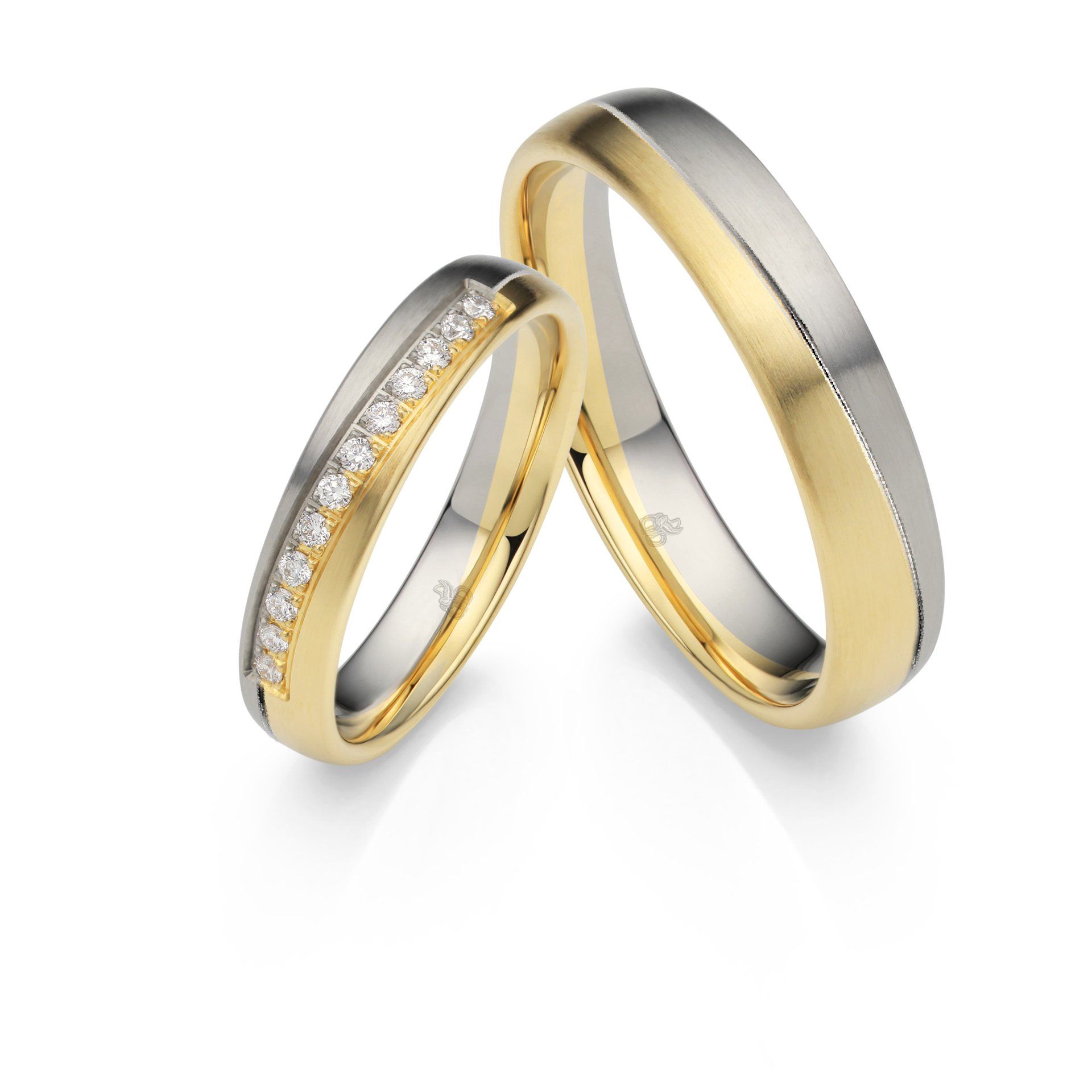 Ein Paar Eheringe mit Diamanten darauf