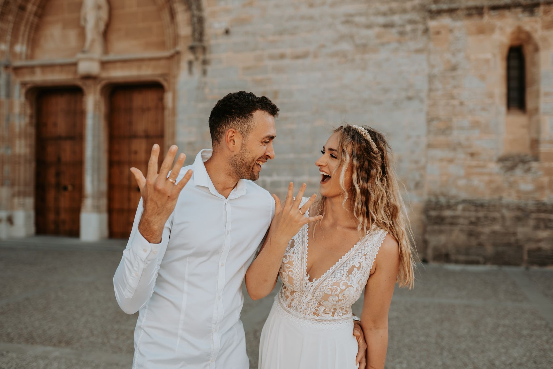 Ein Mann und eine Frau stehen nebeneinander vor einem Gebäude.