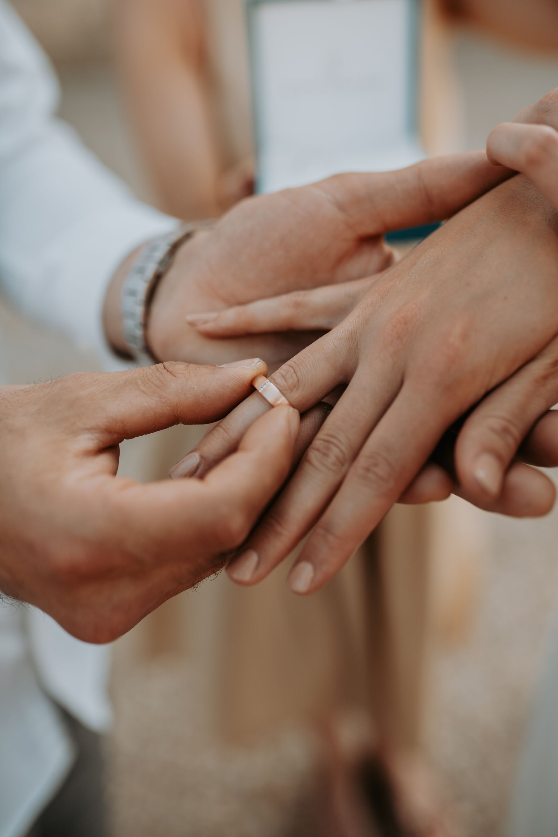 Ein Mann steckt einer Frau einen Ehering an den Finger.