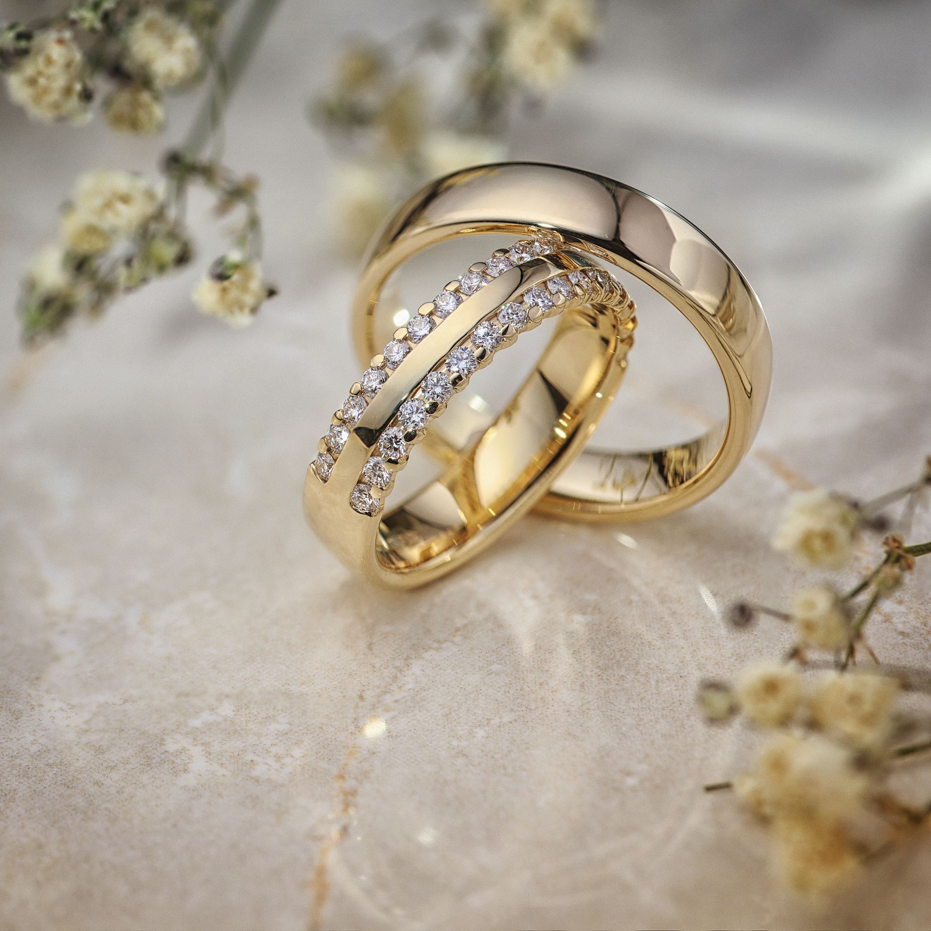 Eine Nahaufnahme von einem Paar Eheringe auf einem Tisch