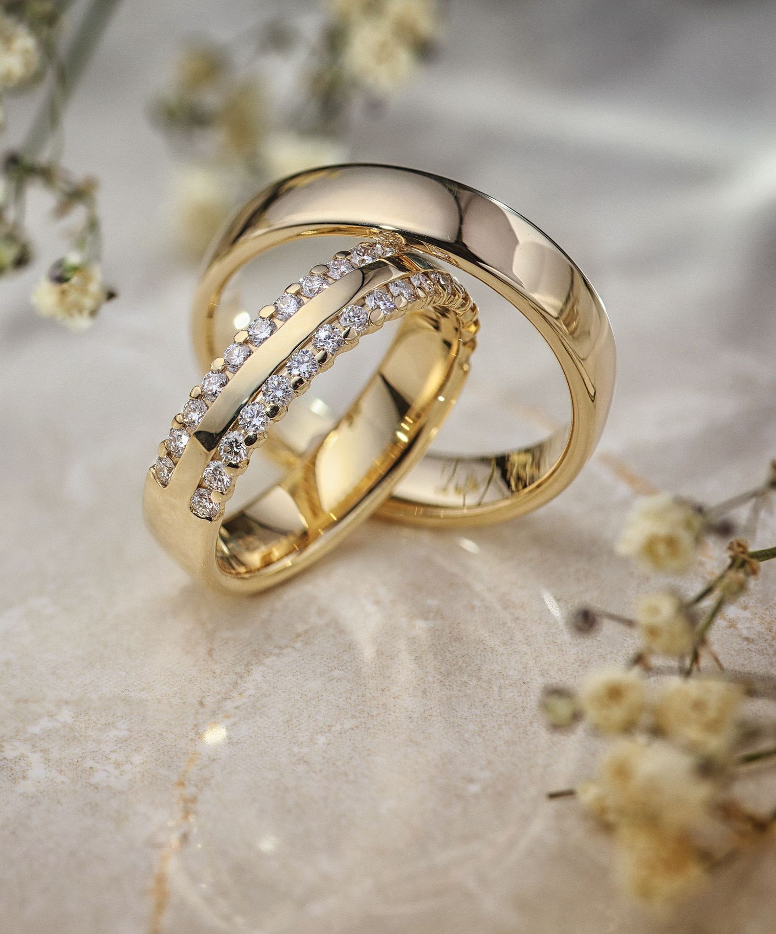 Eine Nahaufnahme von einem Paar Eheringe auf einem Tisch