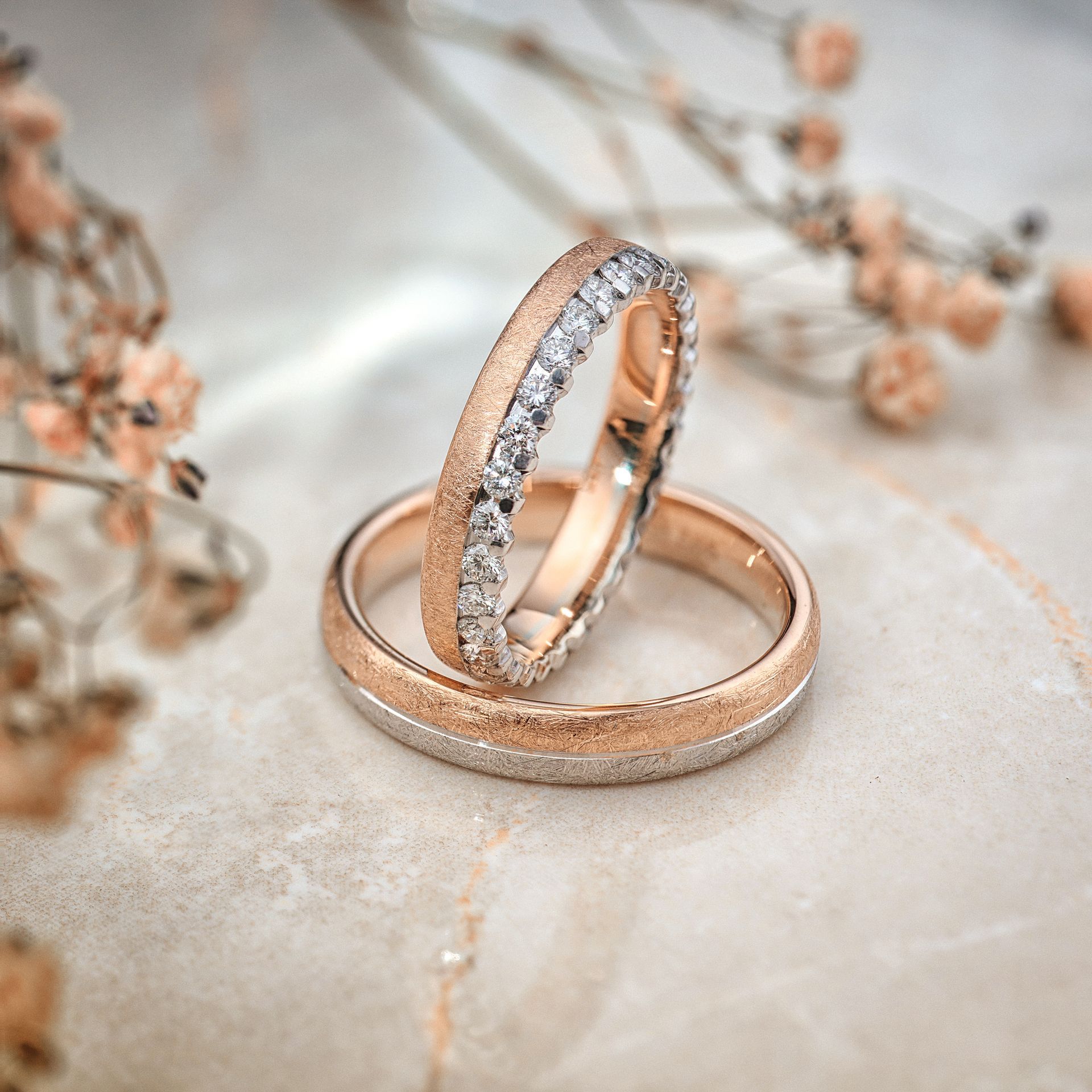 Ein Paar Eheringe liegen auf einem Tisch.