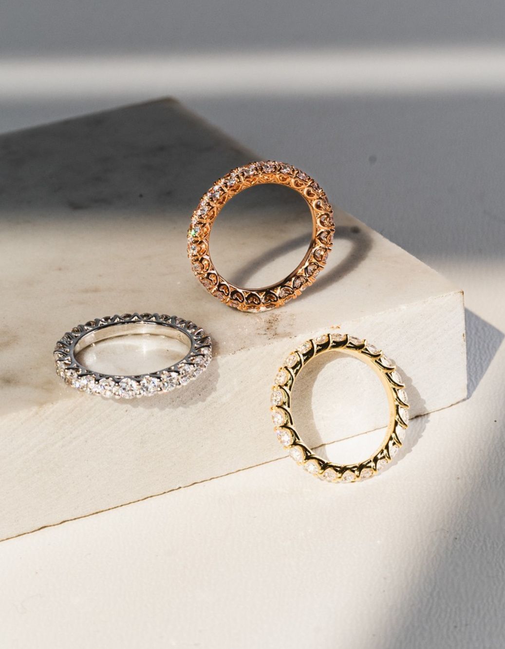 Drei Ringe liegen auf einer weißen Schachtel.