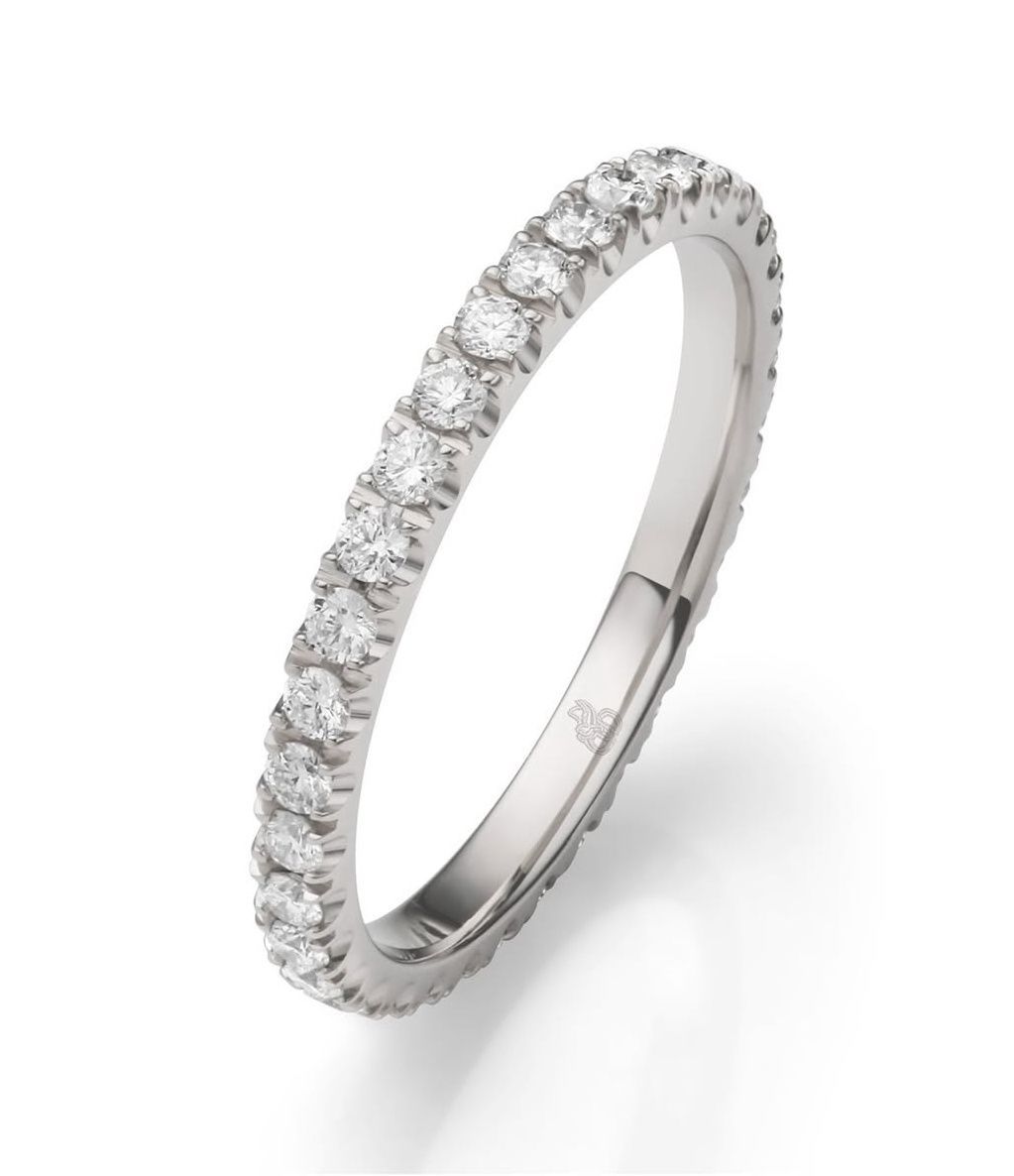 Ein Weißgoldring mit Diamanten auf weißem Hintergrund