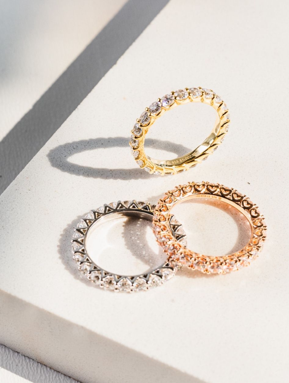 Auf einer weißen Fläche liegen drei Ringe.