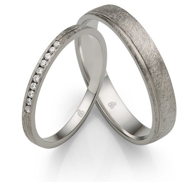 Ein Paar Eheringe mit Diamanten darauf