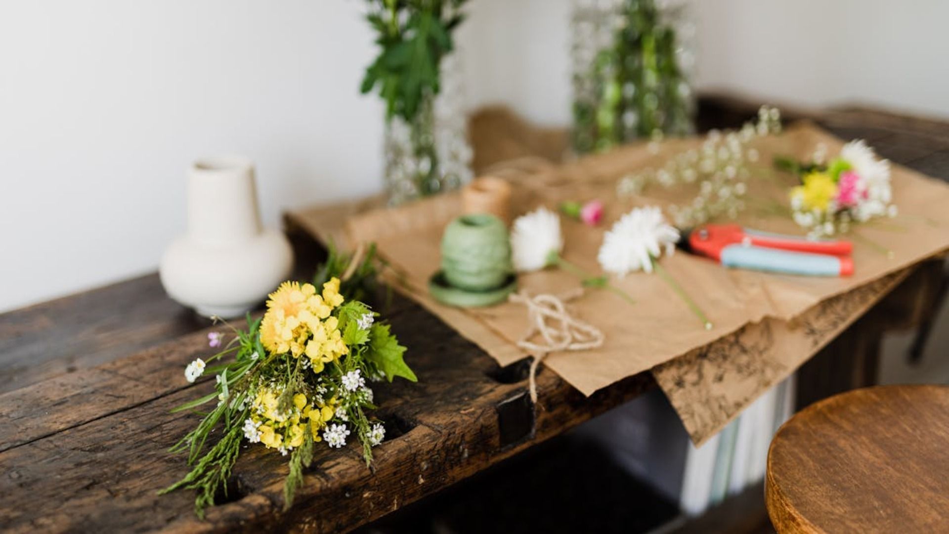 Una mesa de madera con un ramo de flores encima.