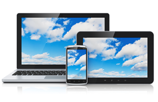 Computadora portátil, teléfono inteligente y tableta con fondos de pantalla de nubes y cielo a juego en sus pantallas.