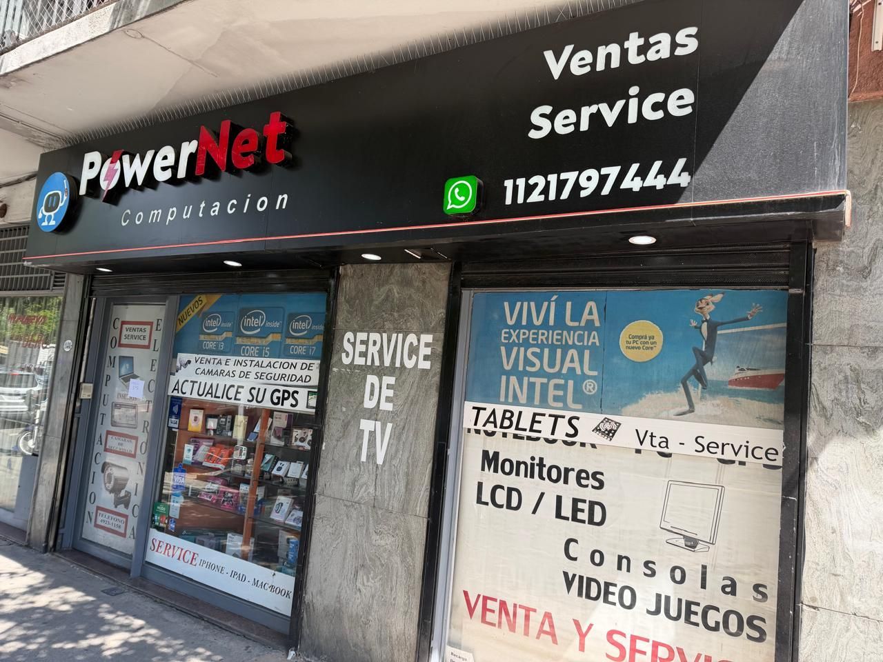 Exterior de una tienda de informática,
