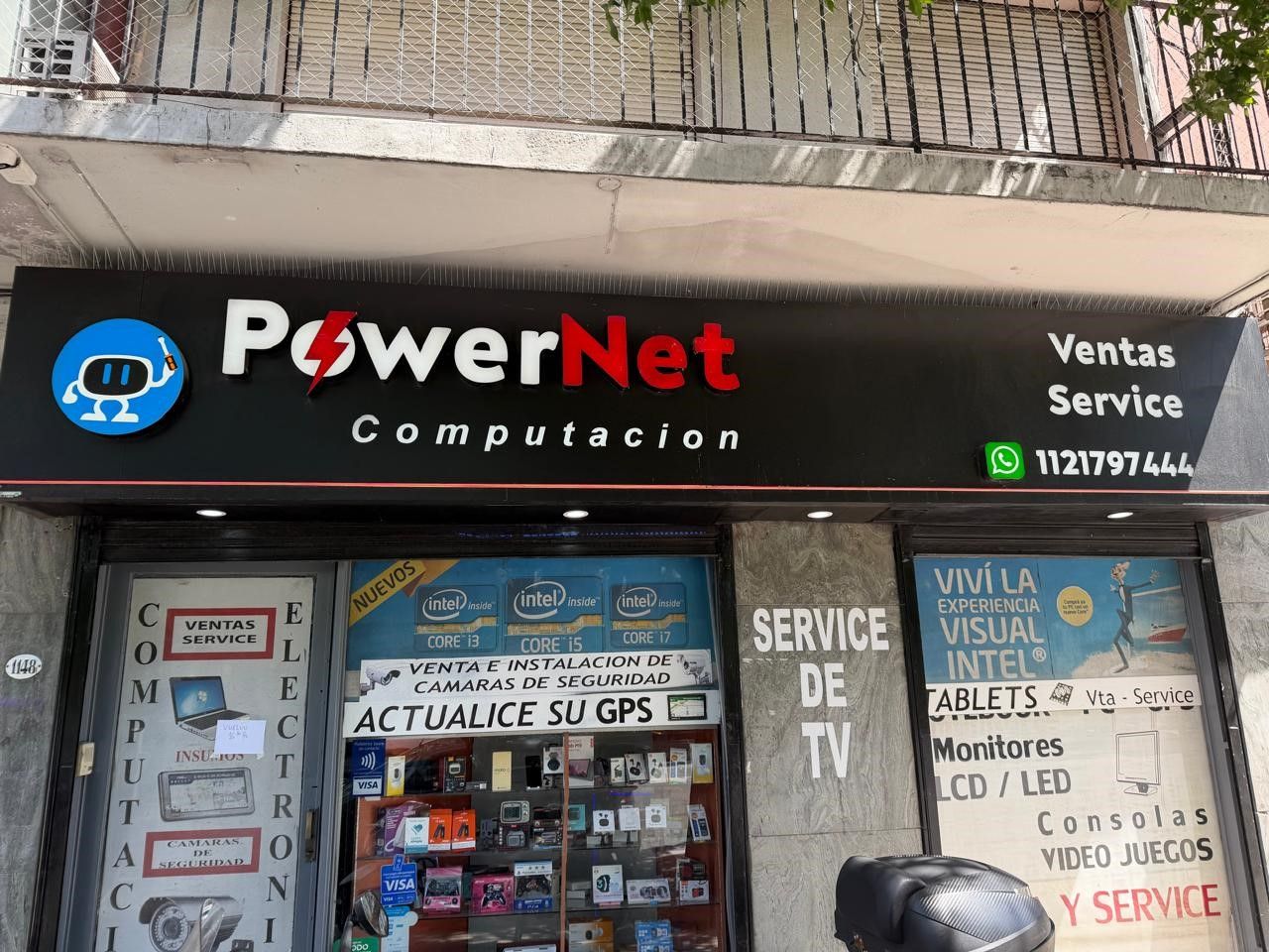 Una tienda con un letrero negro que dice