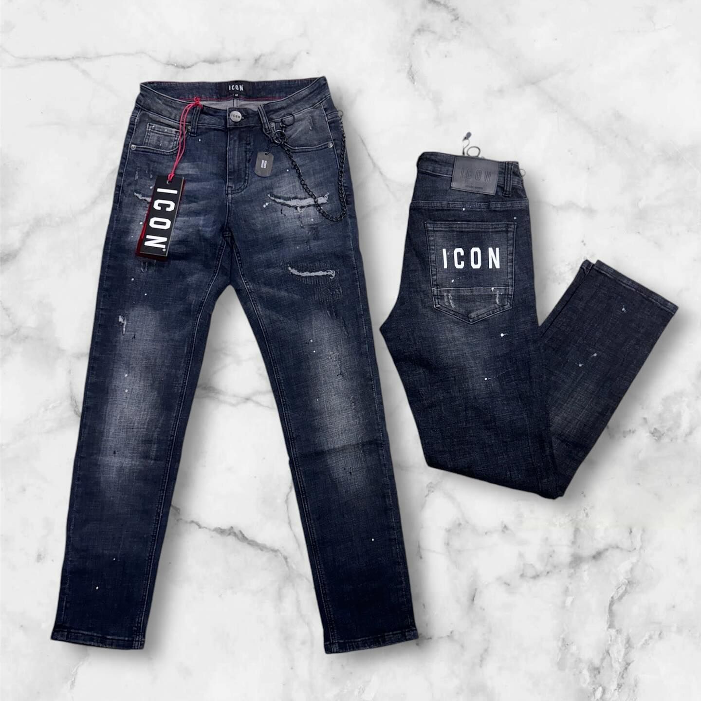 Un paio di jeans con la scritta icona sul retro