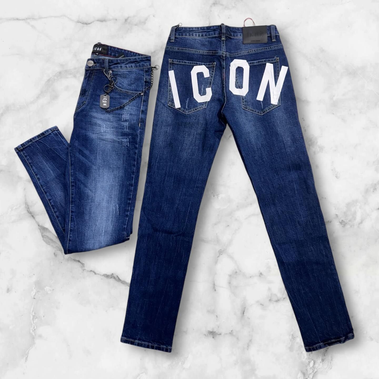 Un paio di jeans blu con la scritta