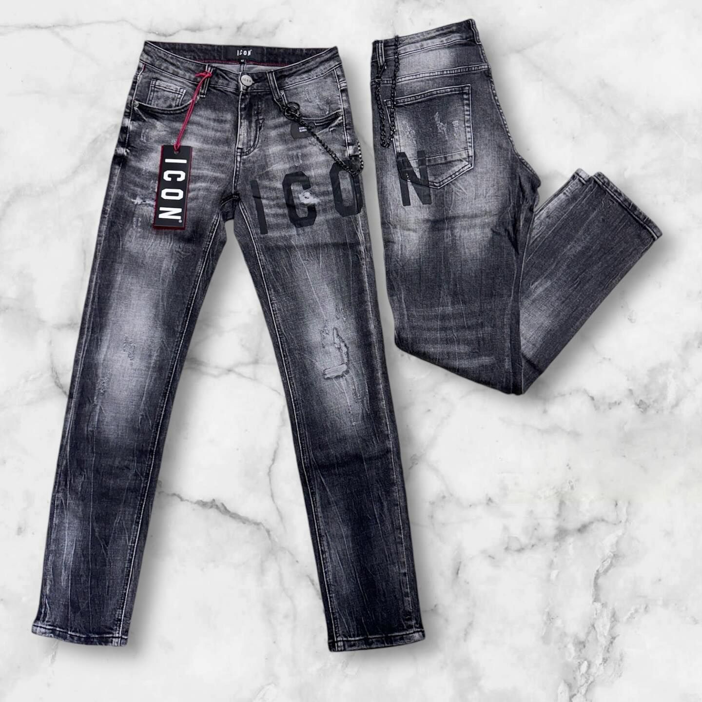 Un paio di jeans con la scritta icona sopra