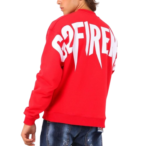 Un uomo che indossa una felpa rossa con la parola fuoco sulla schiena