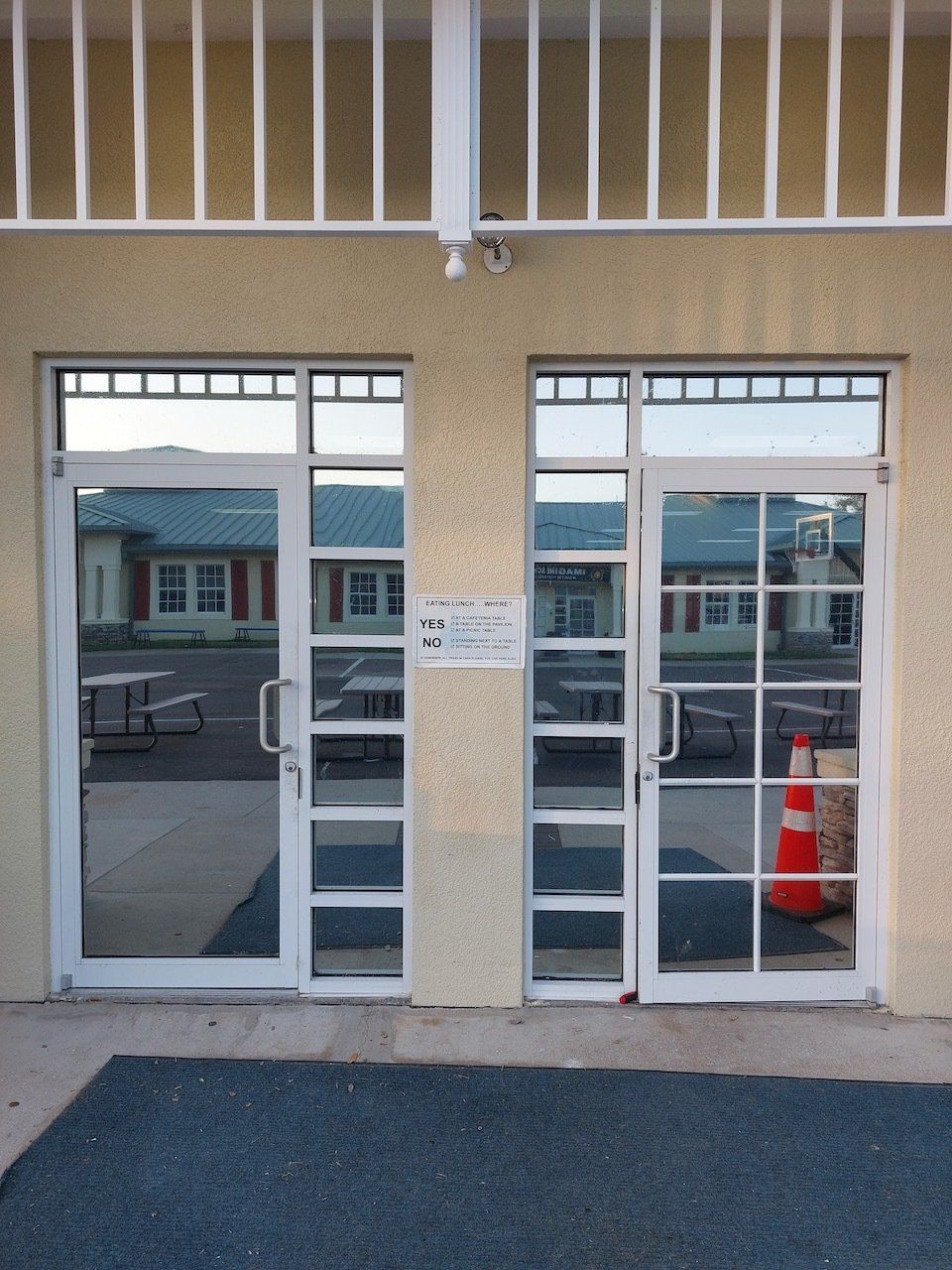 A building with a sign that says ' motel ' on it