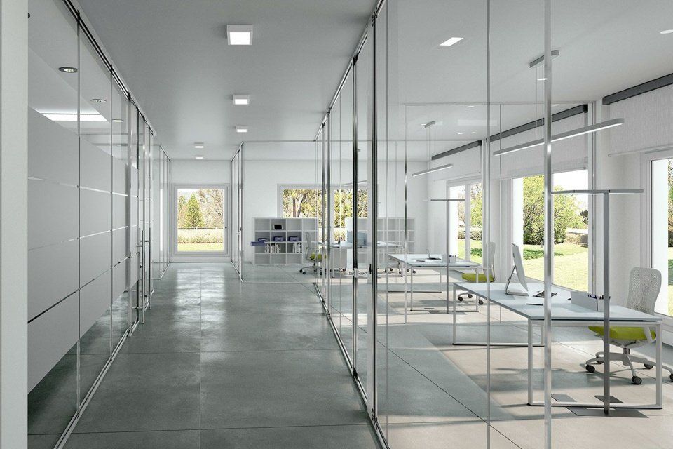 bureau avec cloisons transparentes