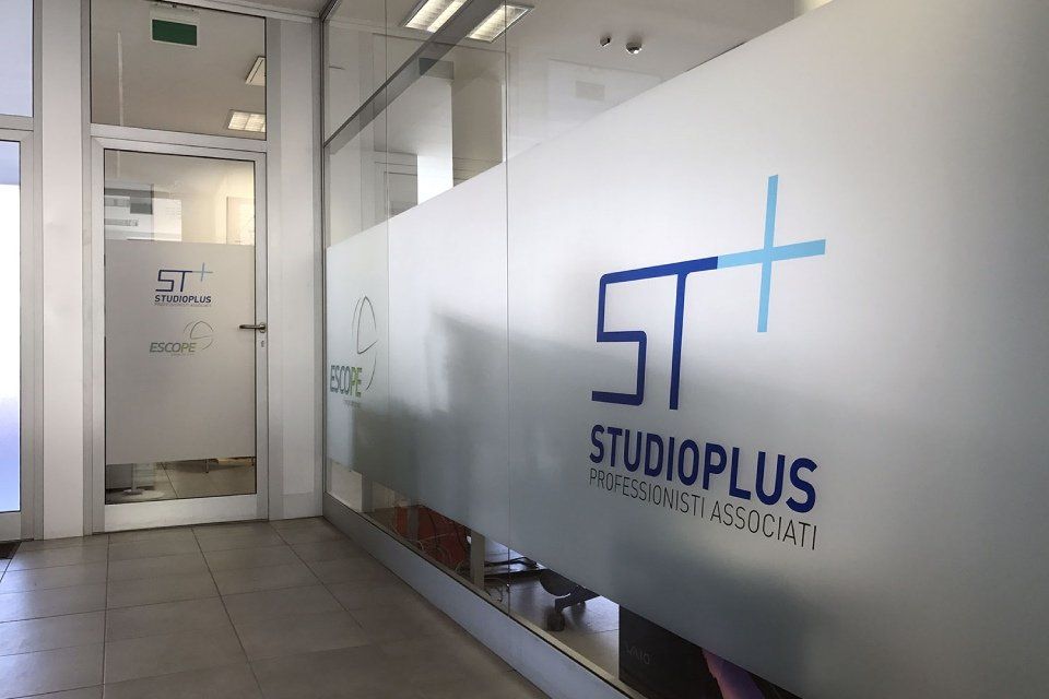 vitrage intérieur dépoli avec logo de l'entreprise