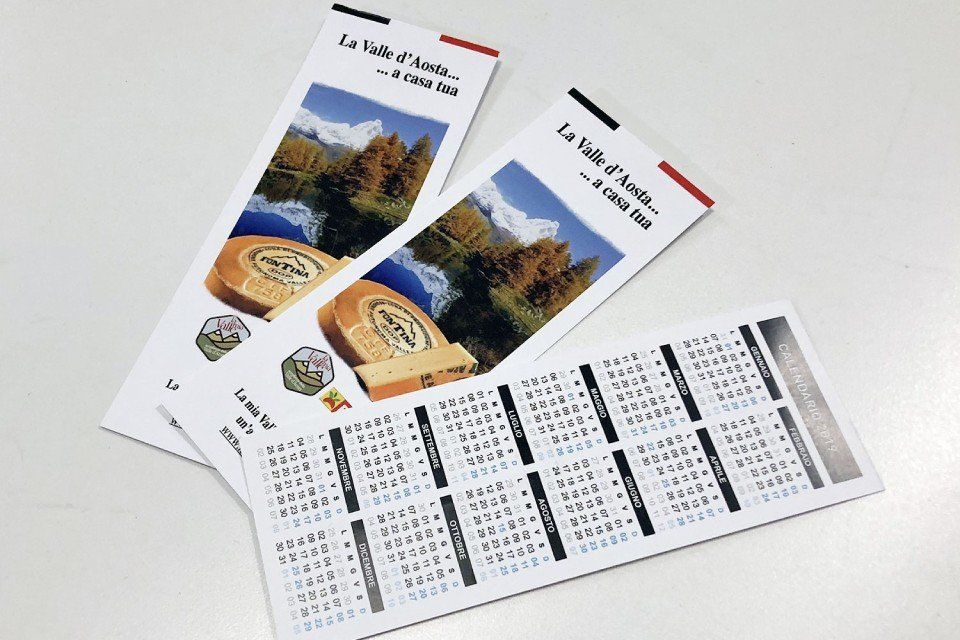 des dépliants avec un calendrier au dos