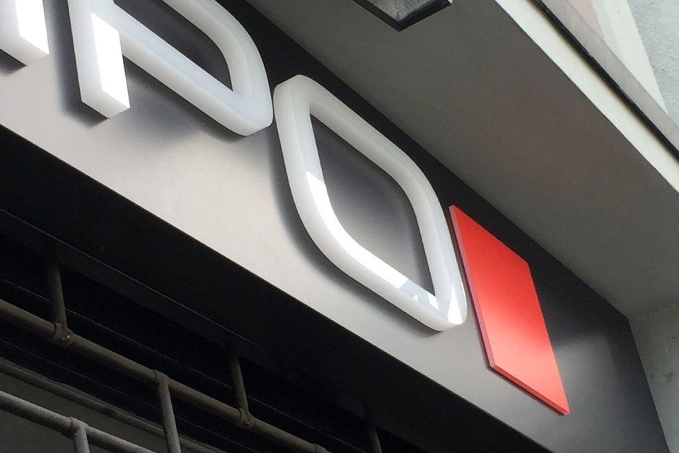 enseigne de magasin en noir, blanc et rouge