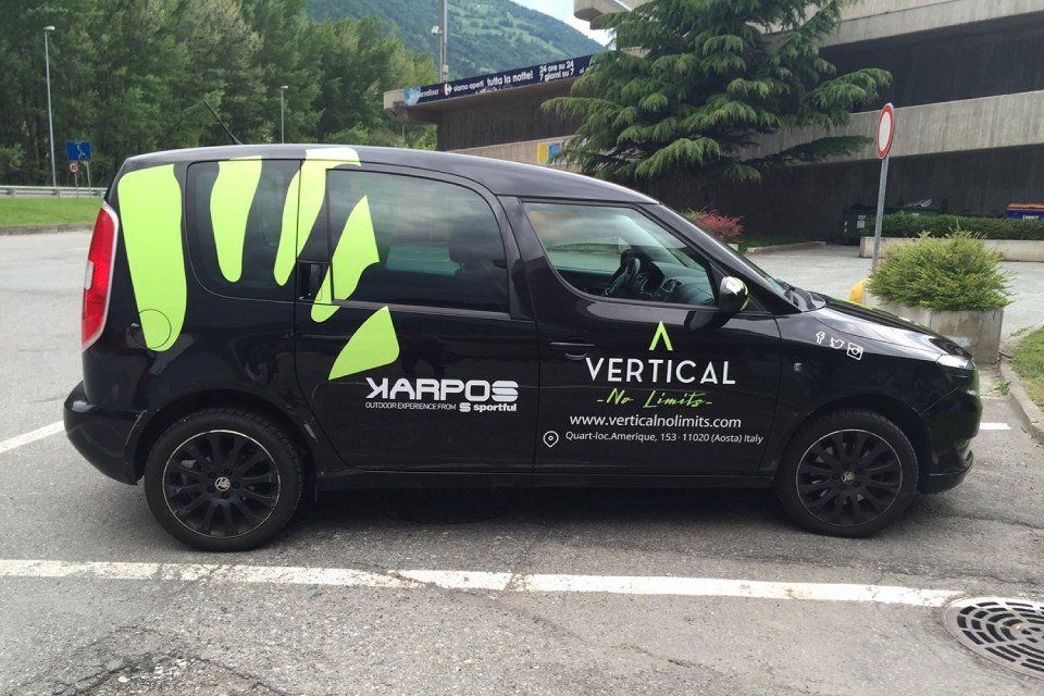 furgoncino nero con logo bianco e verde