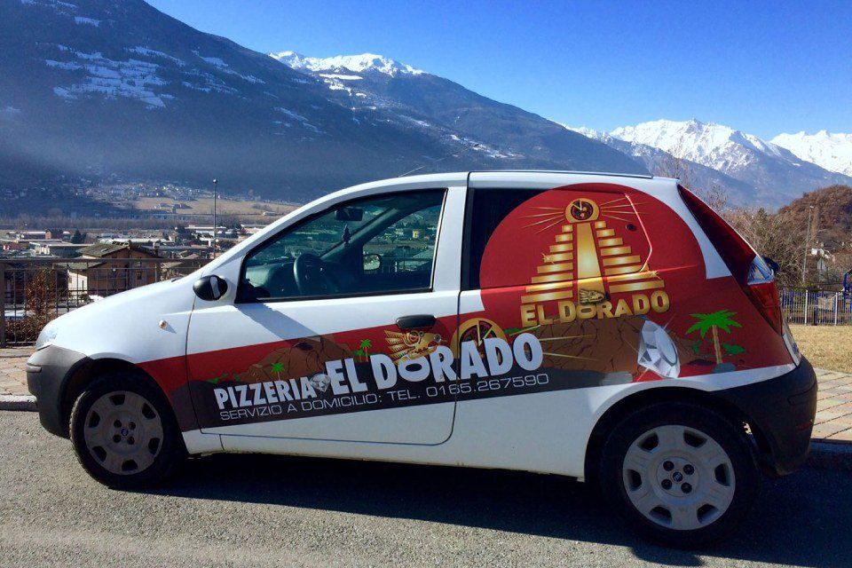 automobile con logo di pizzeria El Dorado