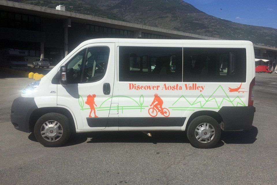 minivan con logo verde e arancione