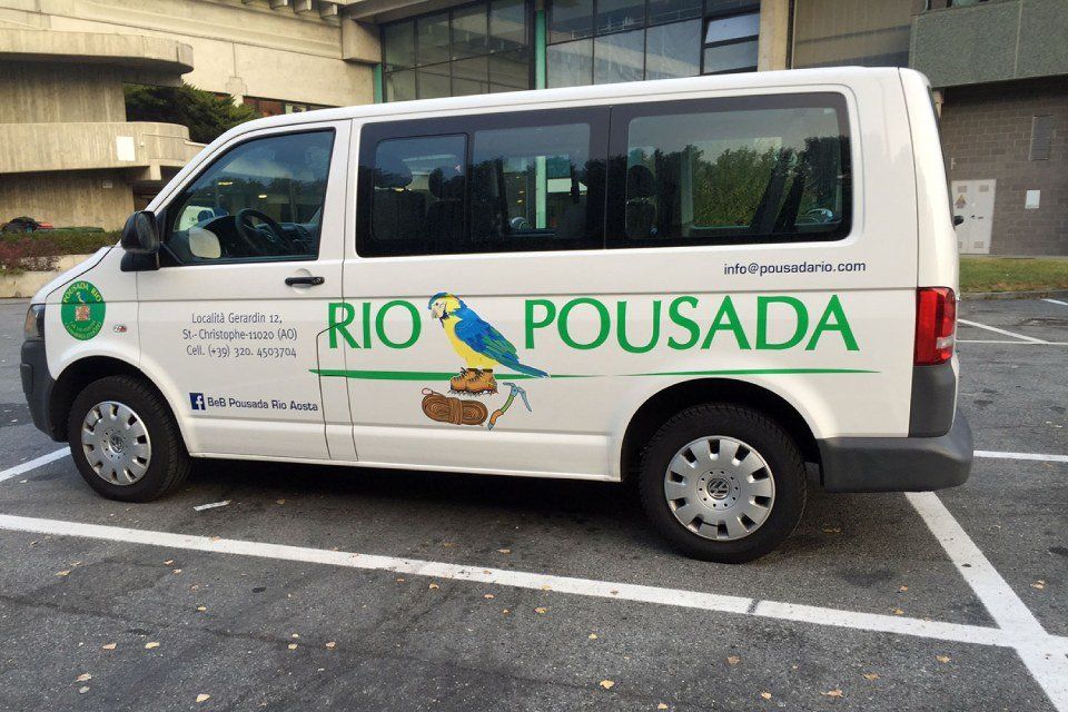 minivan con logo di Rio Pousada