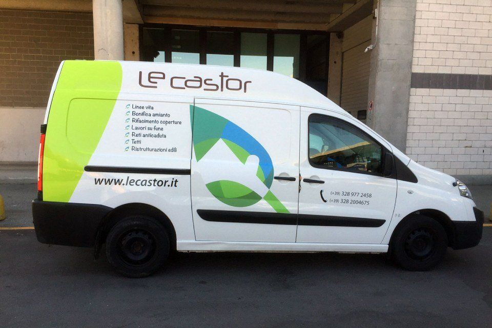 furgoncino con logo e servizi di Le Castor
