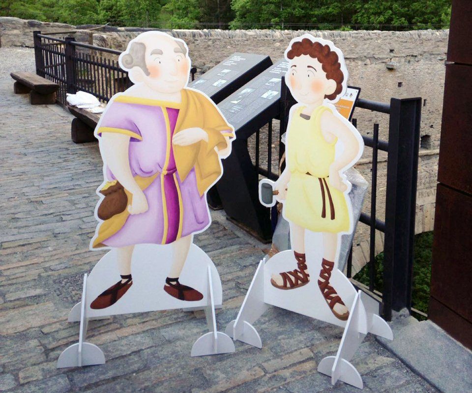 personnages de l'antiquité imprimés sur des supports rigides