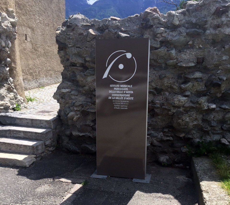 totem con logo di Istituto Musicale Pareggiato della Valle d'Aosta