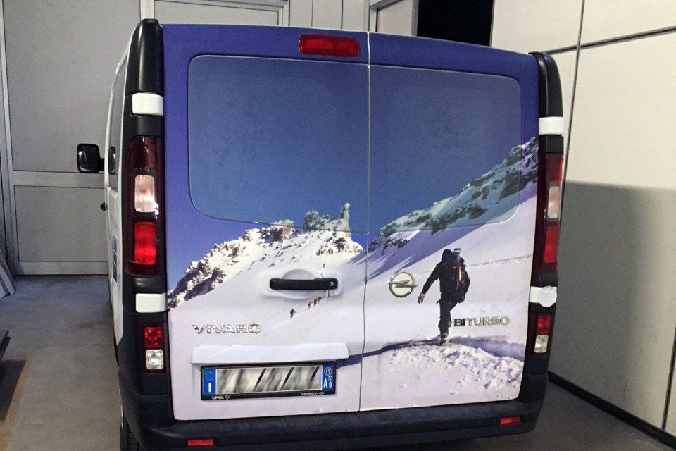 retro di furgone con paesaggio montano stampato