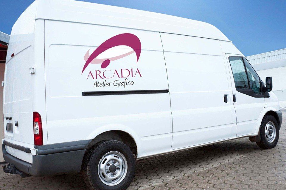 camionnette blanche avec logo