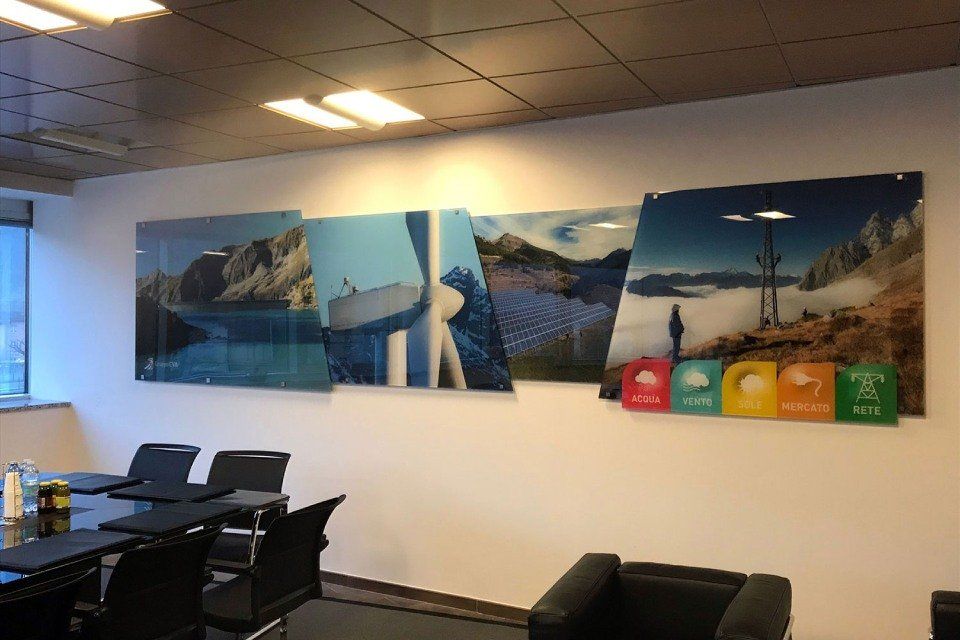 pannelli con stampe appesi alla parete