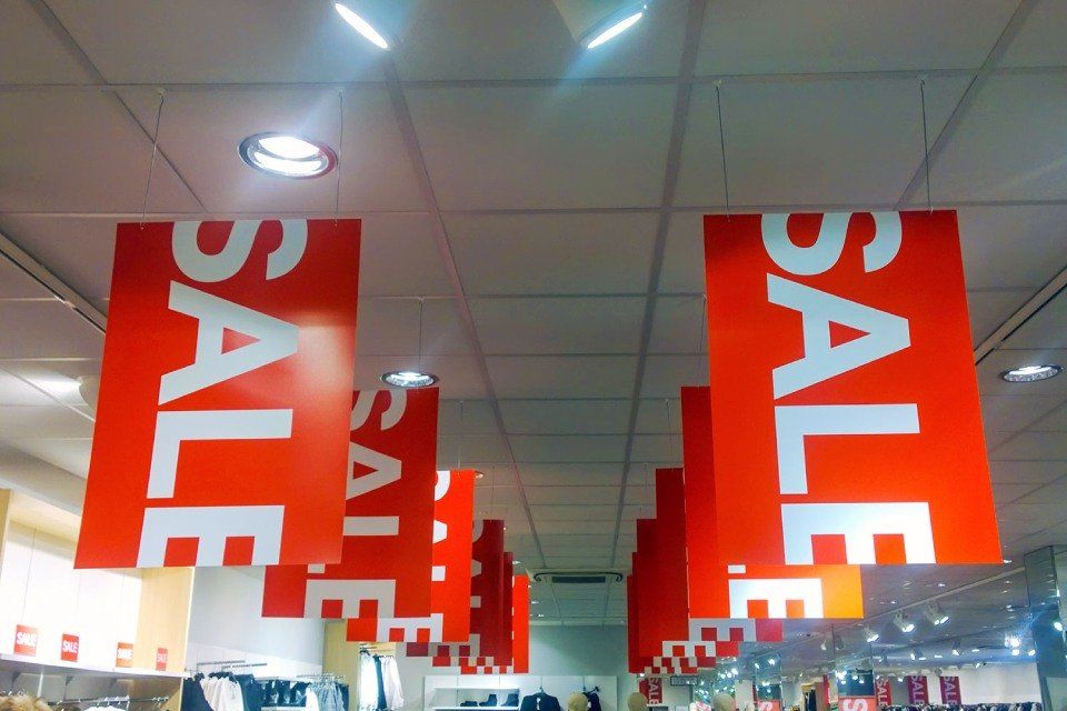 insegne rosse e bianche per i saldi