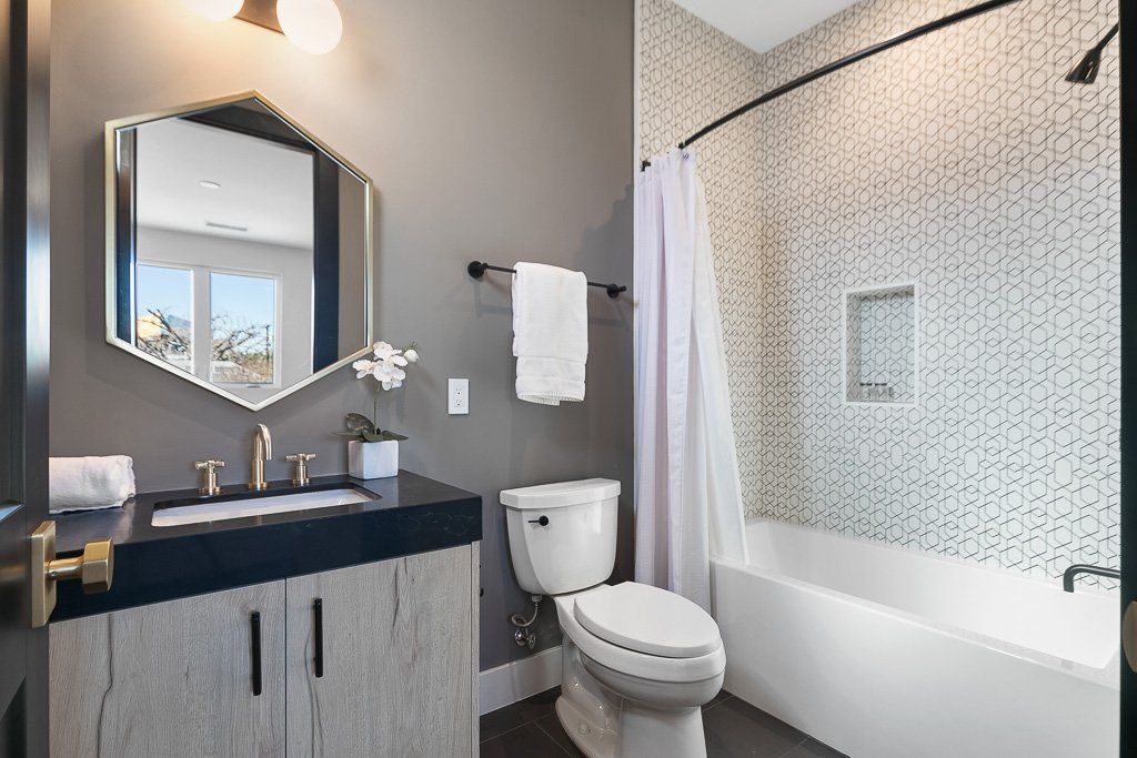 Bathroom tiles and tub contractor in Irvine, CA