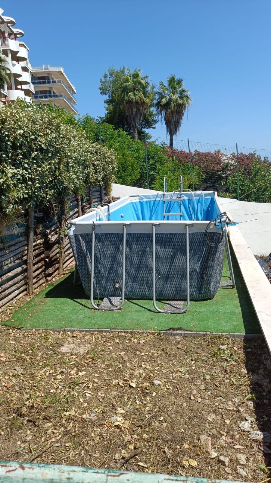 Giardino curato con piscina