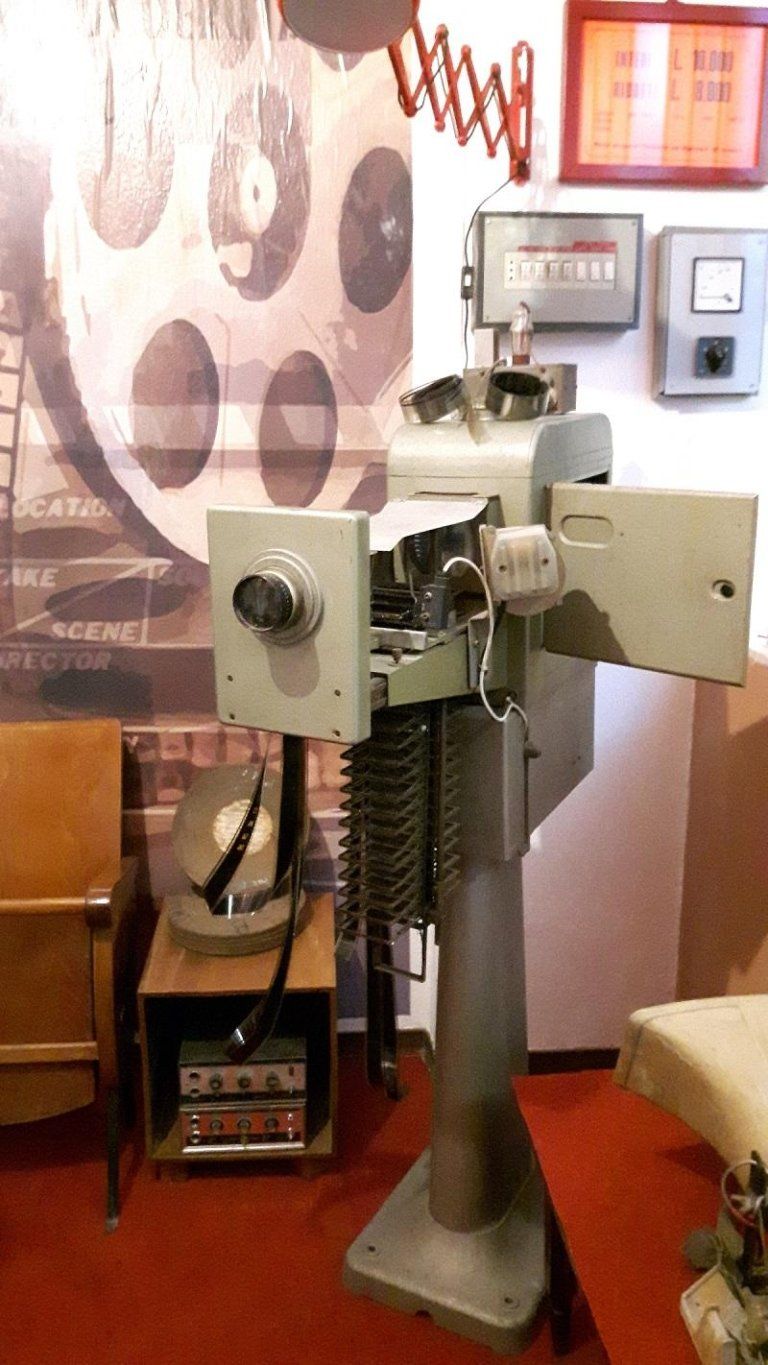 Antico proiettore cinematografico