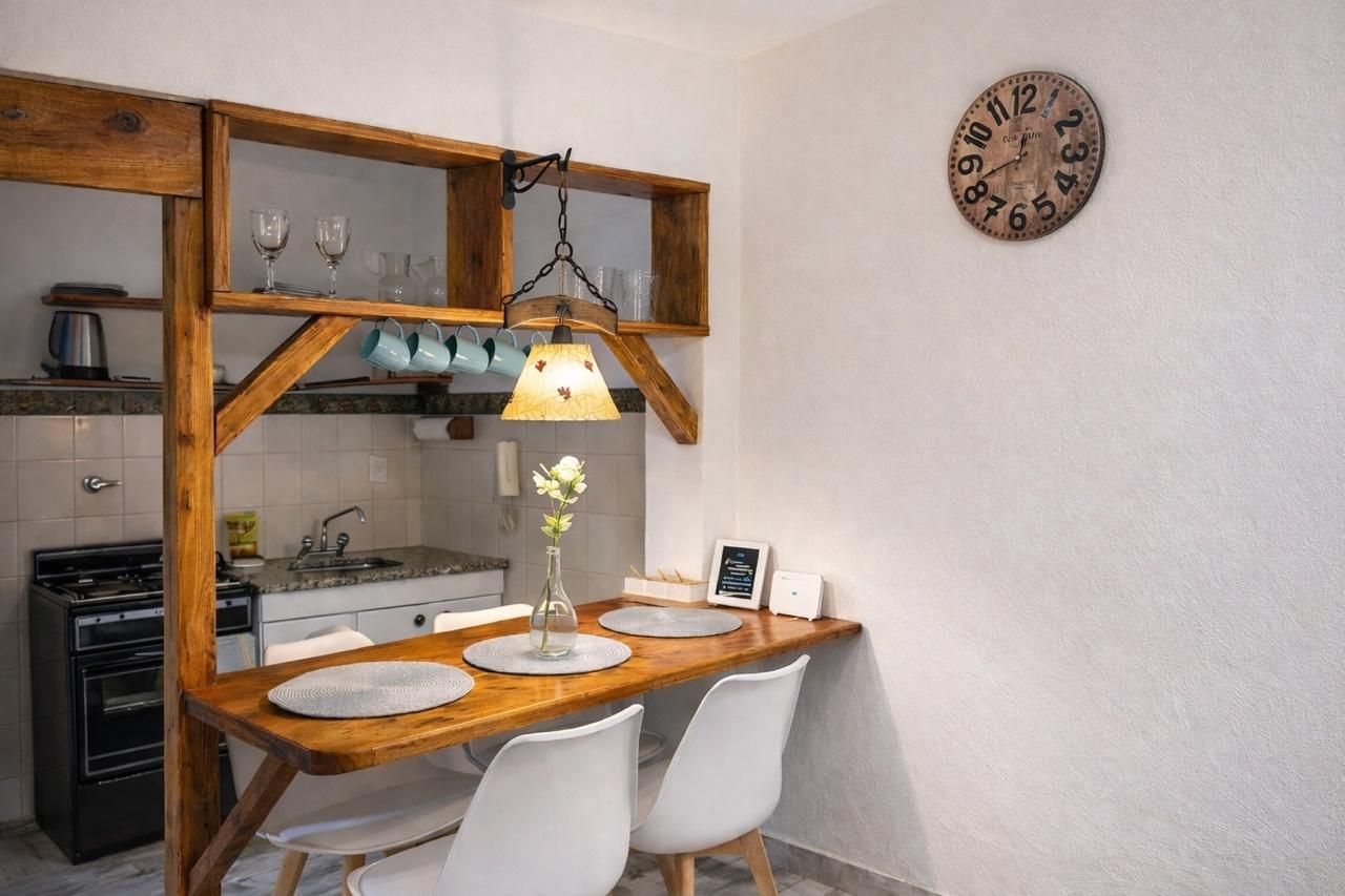 Collage de interiores de un apartamento compacto con rincón de comedor, sofá gris y acogedor dormitorio con techo de madera.