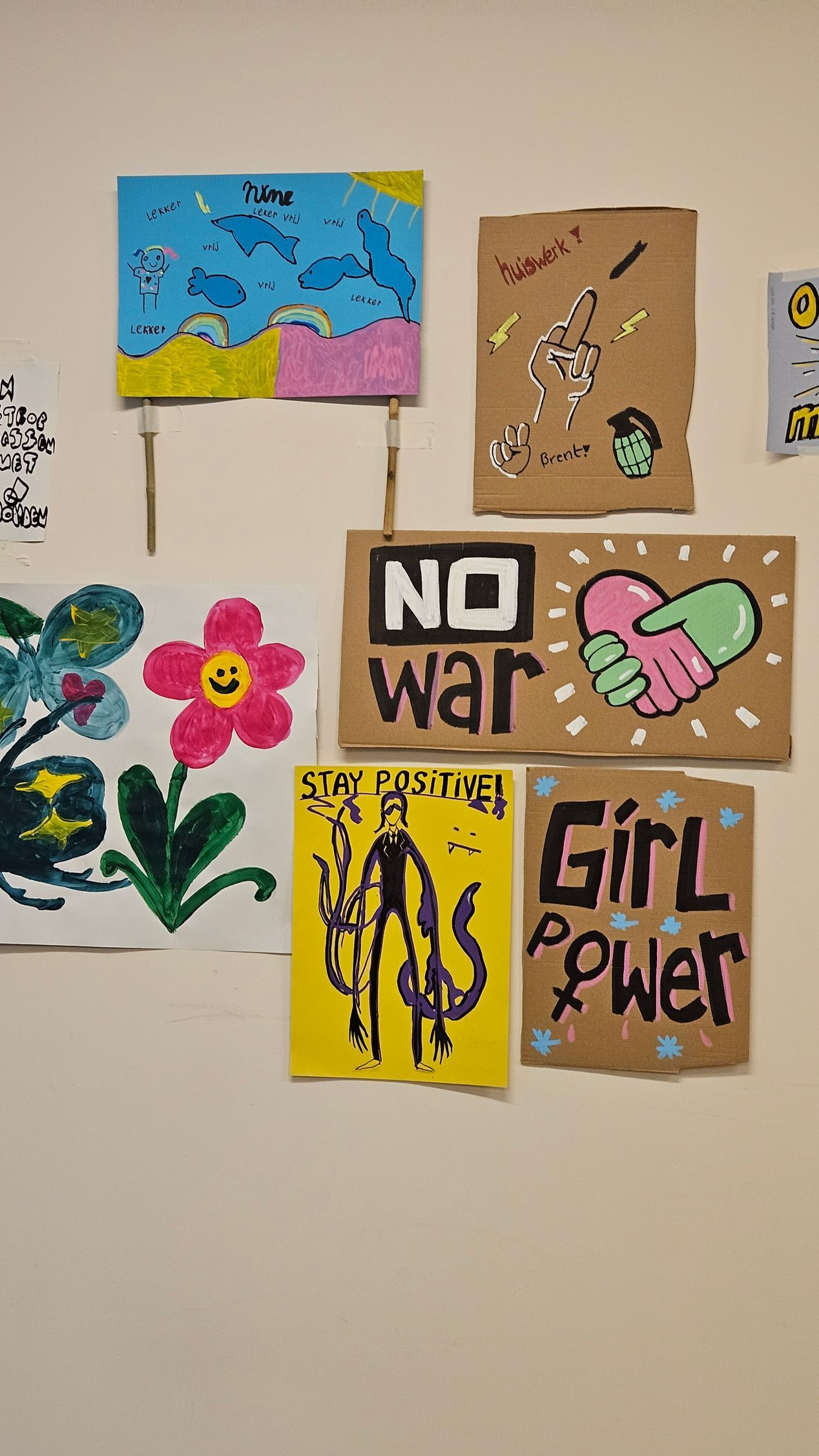 Muurdecoratie met kleurrijke geschilderde teksten: een landschap, bloemen, 