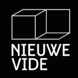 Logo: Witte omtrek van twee verbonden kubussen boven de tekst 