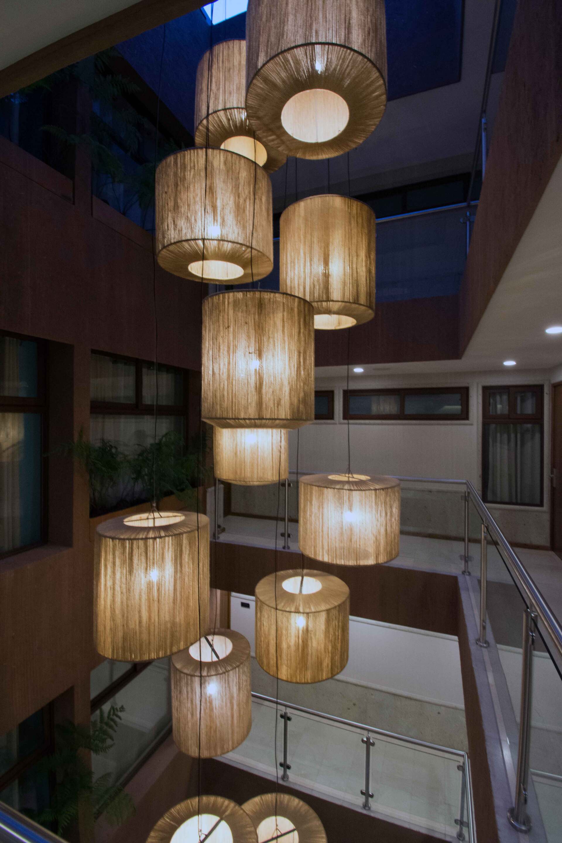 Un montón de lámparas cuelgan del techo de un edificio.