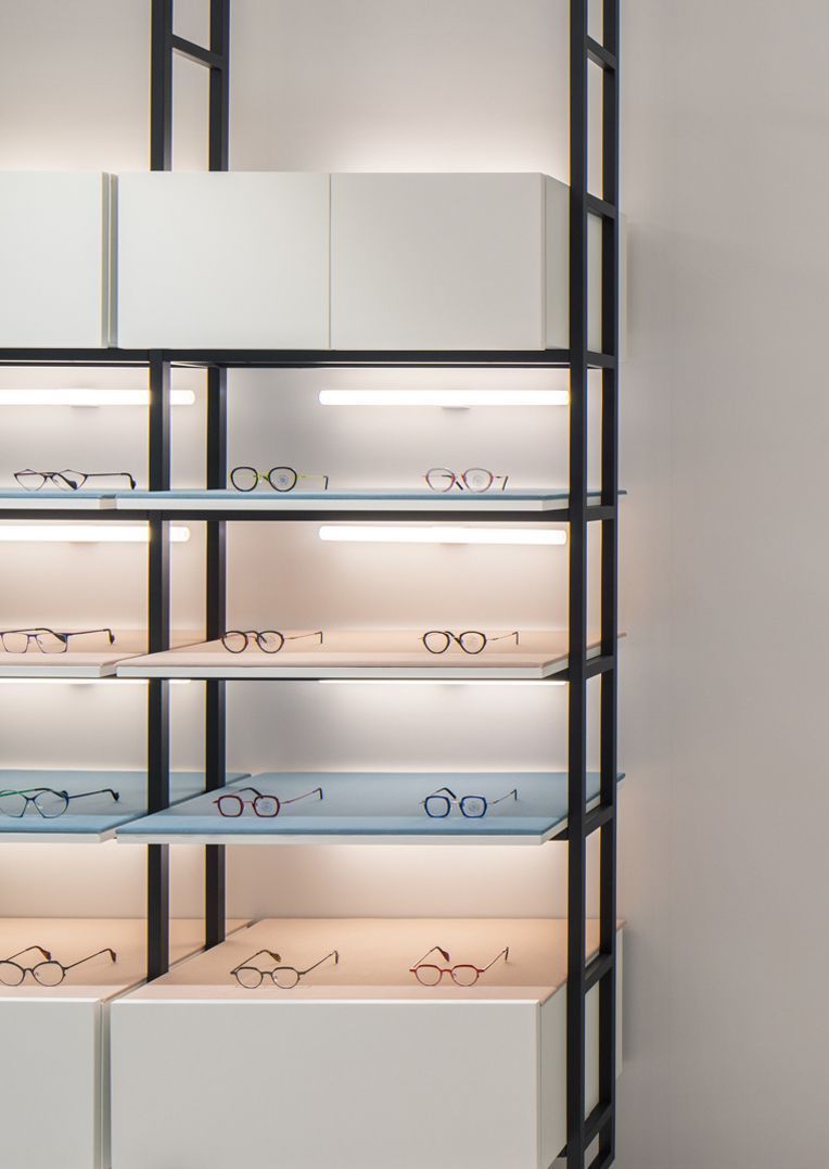 Uno scaffale con tanti bicchieri sopra