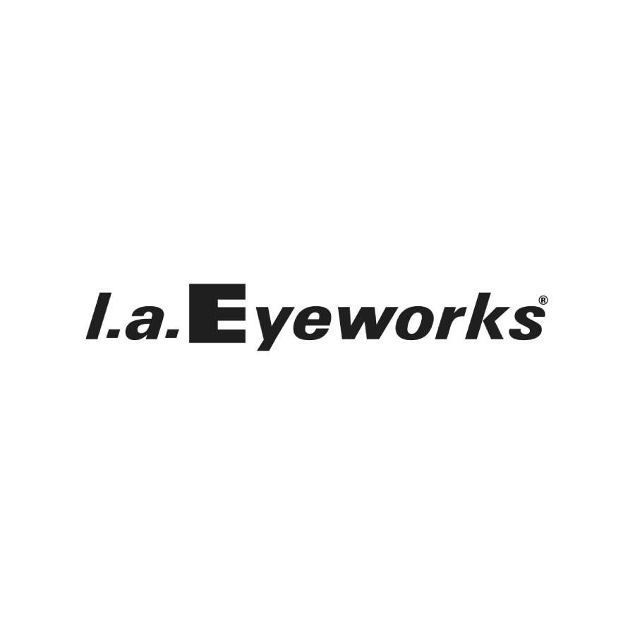 Il logo la eyeworks è in bianco e nero su sfondo bianco.