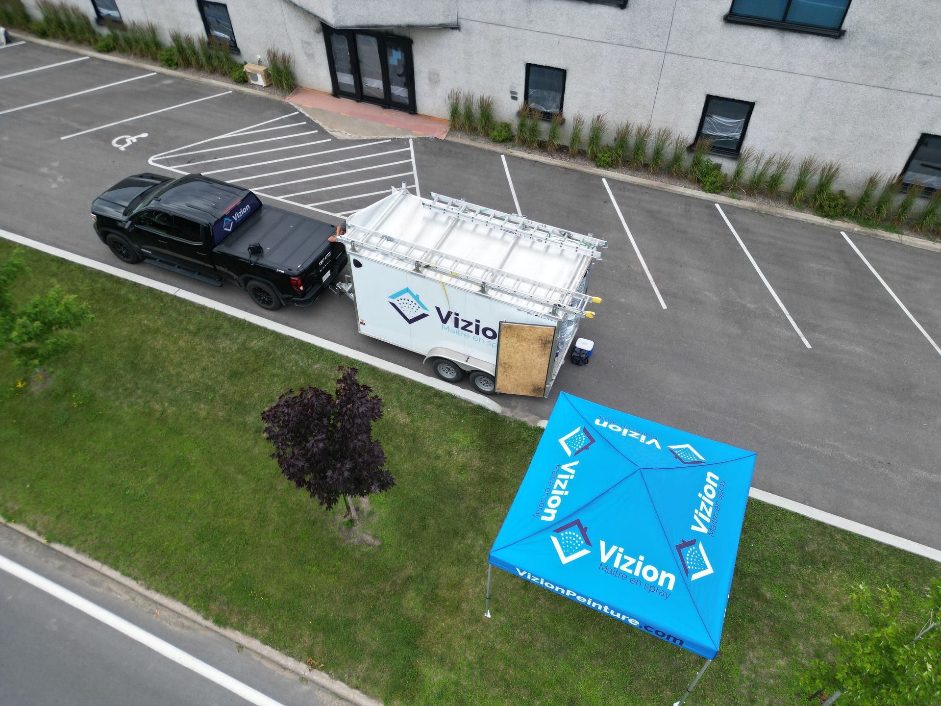 Une vue aérienne d'un camion tirant une remorque sur un parking.