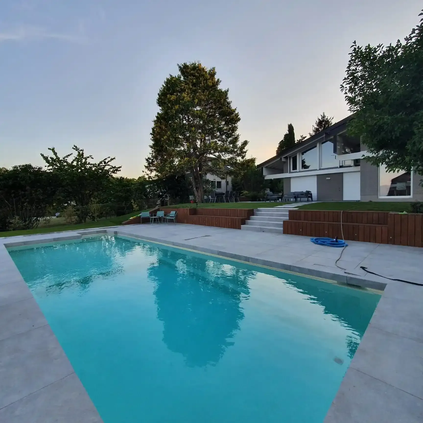 Une grande piscine avec une maison en arrière-plan