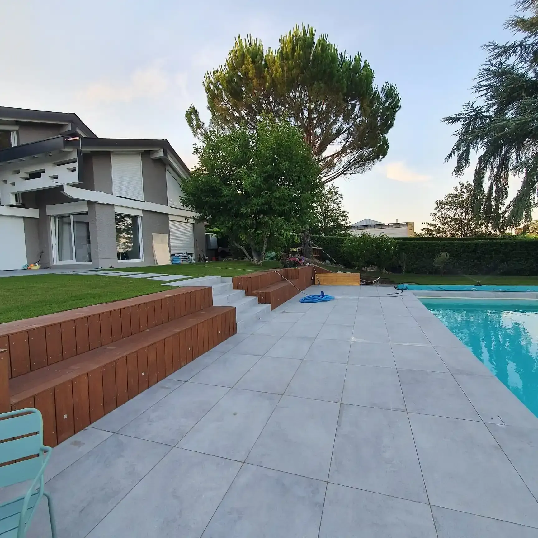 Une grande maison avec une piscine devant