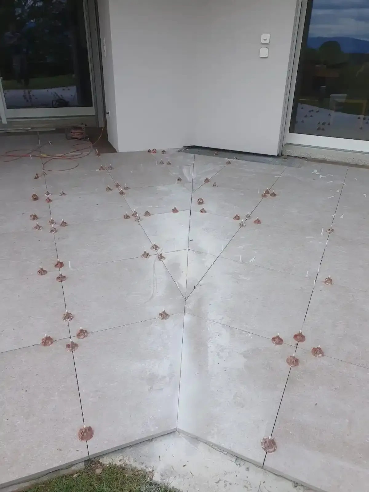 Un sol en béton avec beaucoup de trous