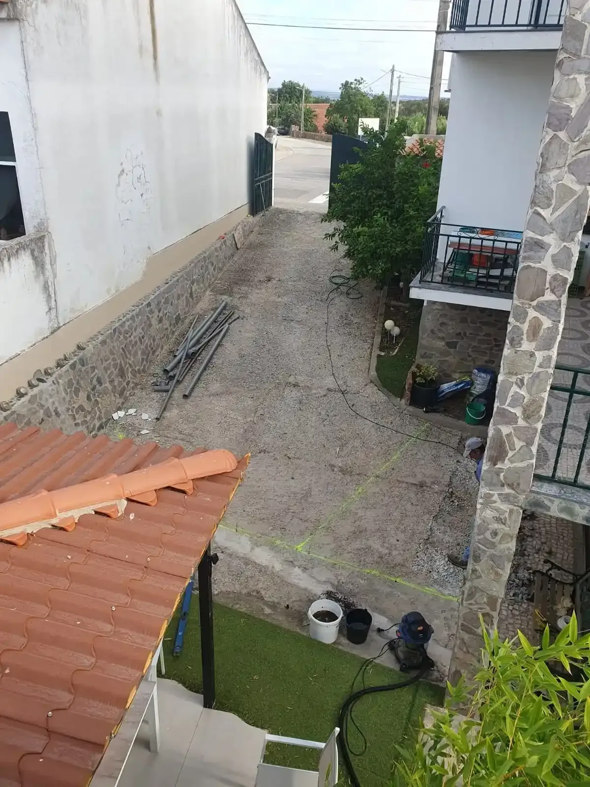 Une vue aérienne d'une maison avec un toit de tuiles rouges